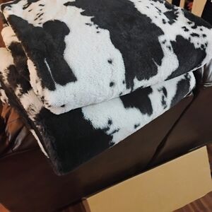 Luxurious Black and White Cow Print Blanket
